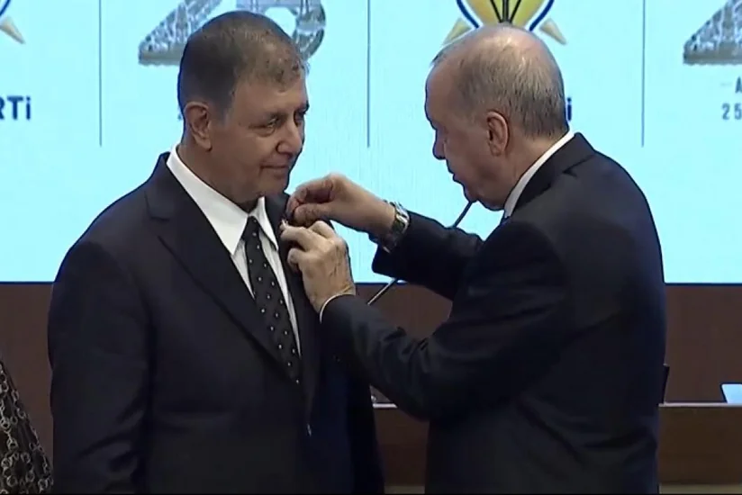 Ərdoğan CHP-dən istefa verən bələdiyyə sədrinə AK Partinin nişanını təqdim edib