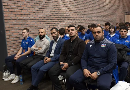 Fərid Qayıbov İdman ustası vəsiqələri təqdim edib