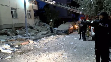 İstanbulda altımərtəbəli yaşayış binası çöküb, dağıntılar altında qalanlar var