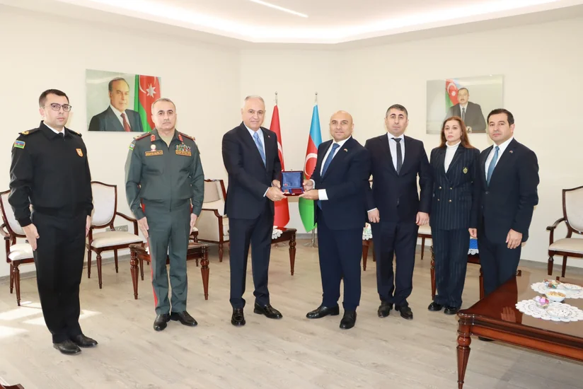 Türkiyəli generala Azərbaycanın hərbi əməkdaşlıq medalı təqdim olunub