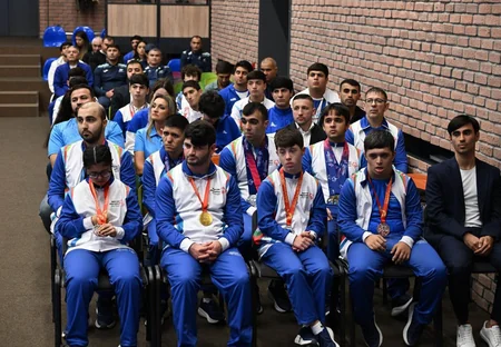 Fərid Qayıbov İdman ustası vəsiqələri təqdim edib