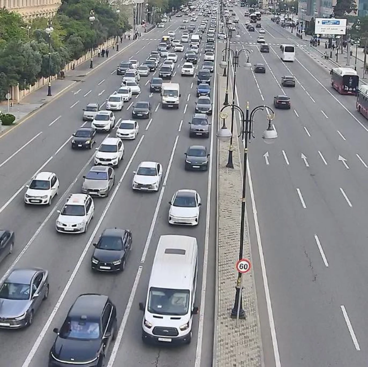 Bakının bir sıra yollarında nəqliyyatın sıxlığı müşahidə olunur