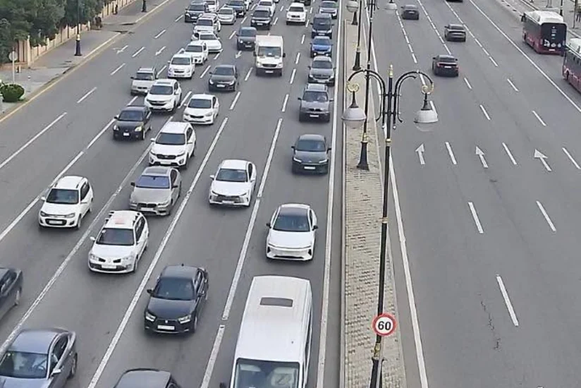 Bakının bir sıra yollarında nəqliyyatın sıxlığı müşahidə olunur