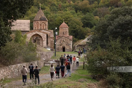 Beynəlxalq səyyahlar Kəlbəcərdəki Xudavəng monastırında olublar