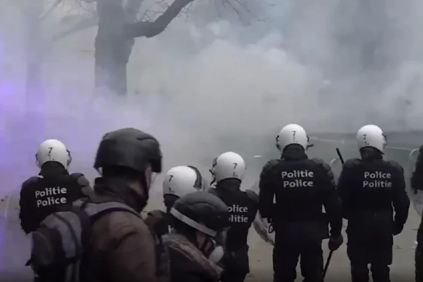 В Брюсселе полиция применила слезоточивый газ против протестующих