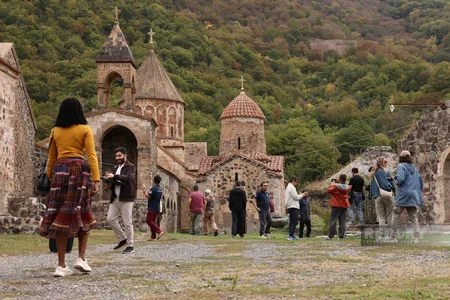 Beynəlxalq səyyahlar Kəlbəcərdəki Xudavəng monastırında olublar