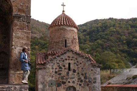 Beynəlxalq səyyahlar Kəlbəcərdəki Xudavəng monastırında olublar