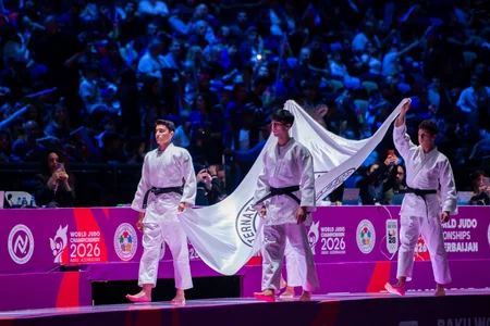 Cüdo üzrə dünya çempionatının bayrağı Qazaxıstana təhvil verilib