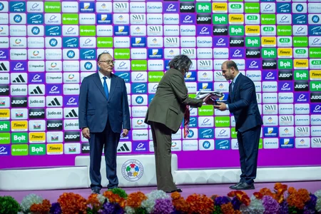 Cüdo üzrə dünya çempionatının bayrağı Qazaxıstana təhvil verilib