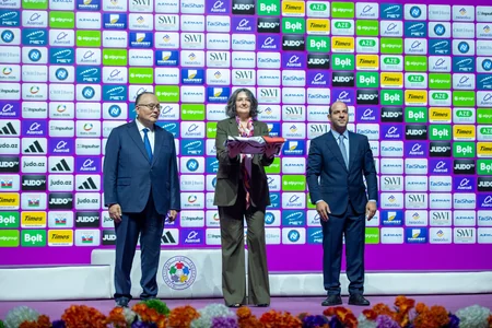 Cüdo üzrə dünya çempionatının bayrağı Qazaxıstana təhvil verilib