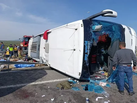 Türkiyədə yük maşını sərnişin avtobusu ilə toqquşub, 11 nəfər ölüb, 27 insan xəsarət alıb