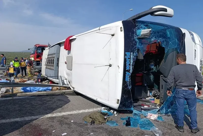 Türkiyədə yük maşını sərnişin avtobusu ilə toqquşub, 11 nəfər ölüb, 27 insan xəsarət alıb