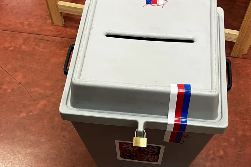 Çexiyada parlament seçkilərinin birinci turunda beş senator seçilib