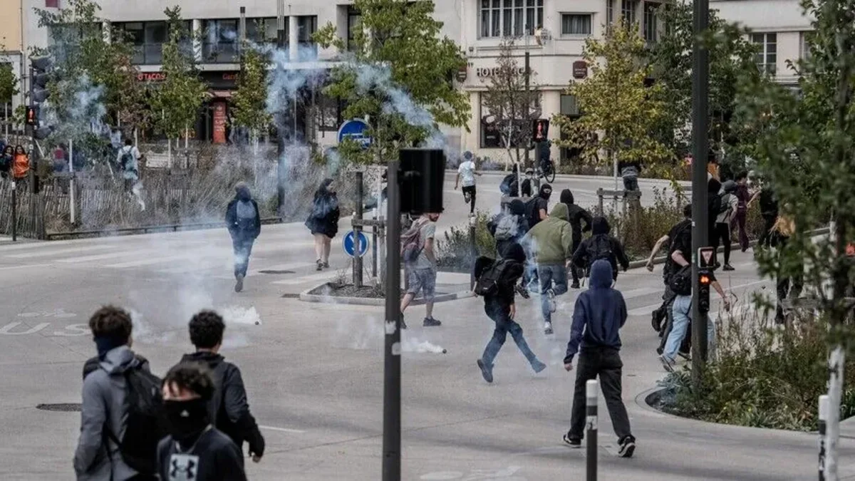 В ходе протестов старшеклассников во Франции пострадали 8 человек