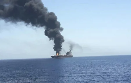 UKMTO: Hörmüz boğazında tanker atəşə tutulub