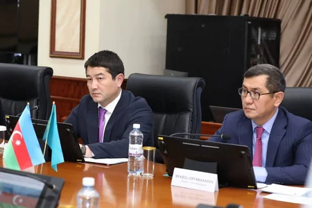 Kazakhstan, Azerbaijan discuss stronger transport and logistics ties