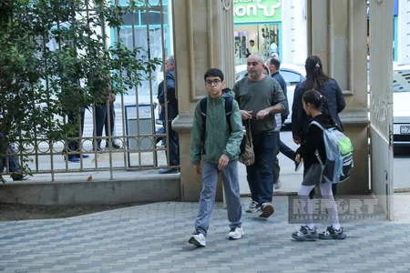 Bakıda 53 nömrəli tam orta məktəbdə vahid məktəbli geyimi ilə bağlı qərarın icrasına nəzarət olunur