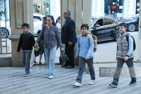 Bakıda 53 nömrəli tam orta məktəbdə vahid məktəbli geyimi ilə bağlı qərarın icrasına nəzarət olunur
