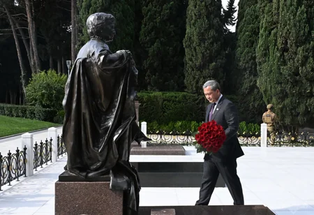 Kambocanın Baş naziri Heydər Əliyevin məzarını ziyarət edib