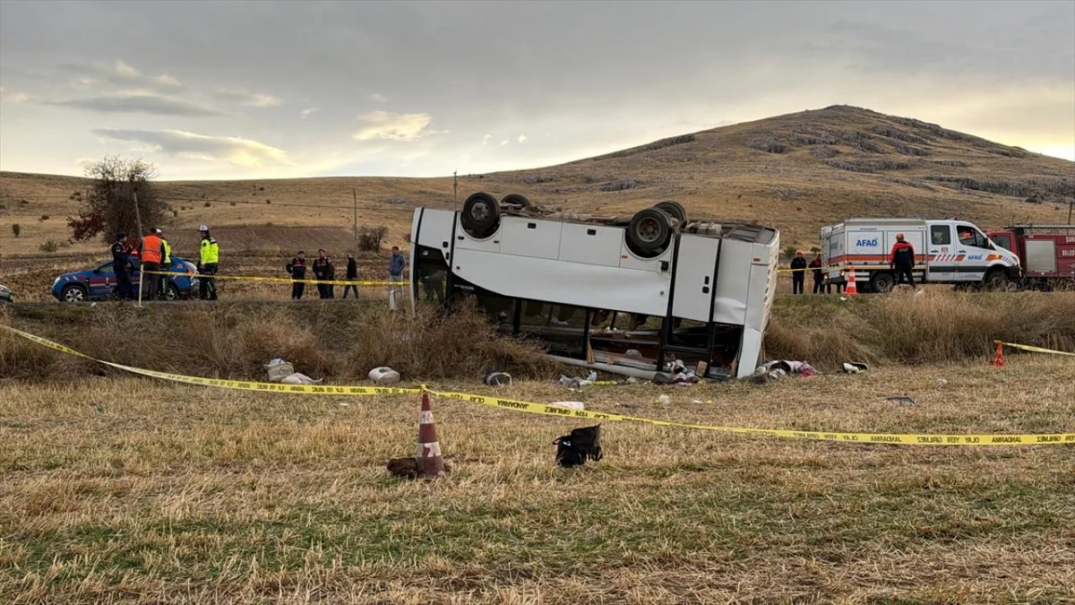 Türkiyədə mikroavtobus aşıb, 28 nəfər xəsarət alıb