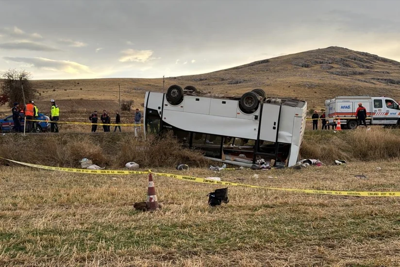 Türkiyədə mikroavtobus aşıb, 28 nəfər xəsarət alıb