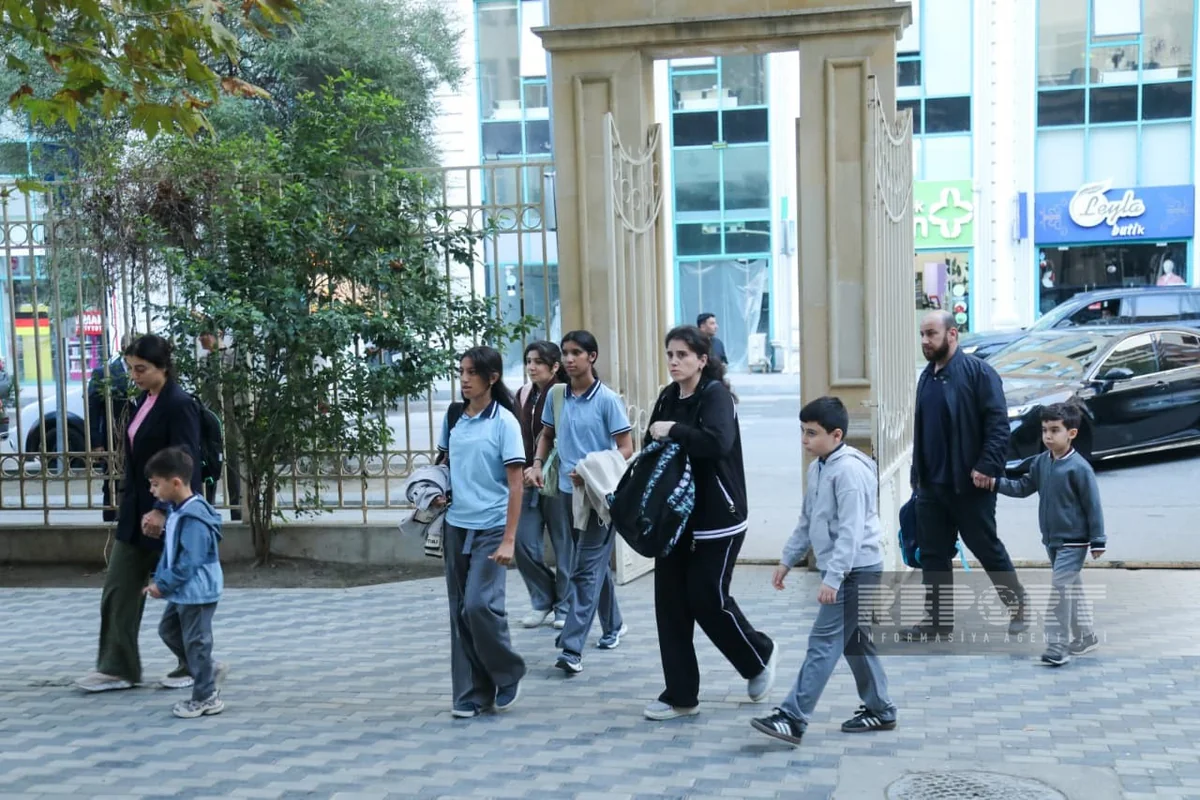 Bakıda 53 nömrəli tam orta məktəbdə vahid məktəbli geyimi ilə bağlı qərarın icrasına nəzarət olunur