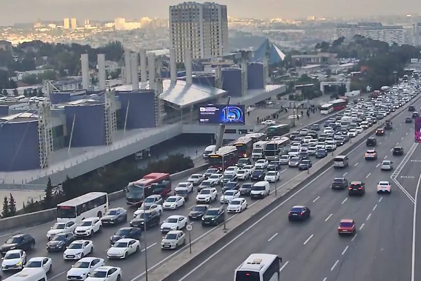 На ряде улиц и проспектов Баку затруднено движение транспорта