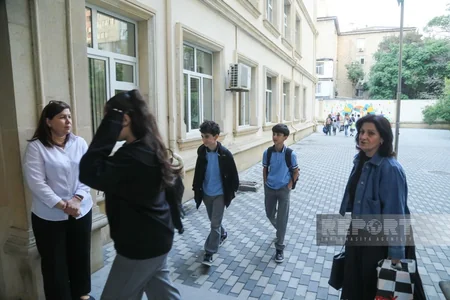 Bakıda 53 nömrəli tam orta məktəbdə vahid məktəbli geyimi ilə bağlı qərarın icrasına nəzarət olunur
