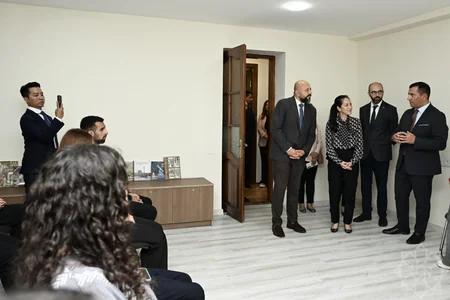 Kamboca Krallığının birinci xanımı Piç Çanmoni İçərişəhərlə tanış olub