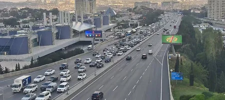 Bakının bir sıra yollarında nəqliyyatın sıxlığı yaranıb