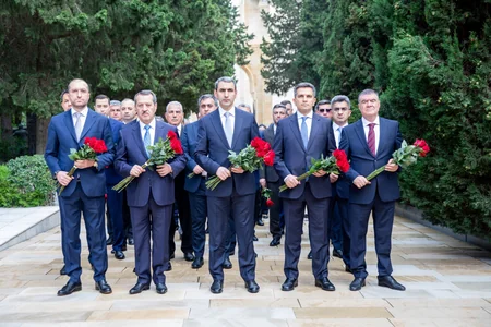 ADY kollektivi peşə bayramı münasibətilə Fəxri və Şəhidlər xiyabanlarını ziyarət edib