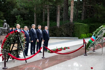 ADY kollektivi peşə bayramı münasibətilə Fəxri və Şəhidlər xiyabanlarını ziyarət edib