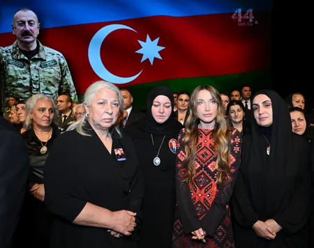 Arzu Əliyeva və Alyona Əliyeva 44 bədii filminin premyerasında iştirak ediblər