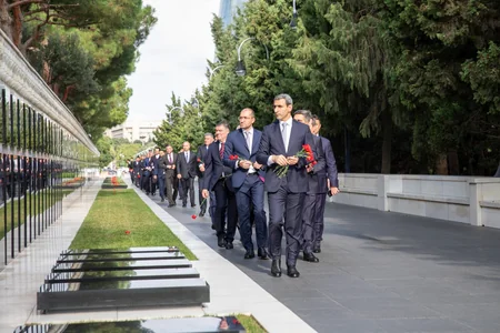ADY kollektivi peşə bayramı münasibətilə Fəxri və Şəhidlər xiyabanlarını ziyarət edib