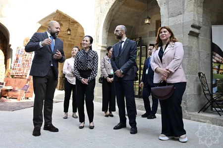 Kamboca Krallığının birinci xanımı Piç Çanmoni İçərişəhərlə tanış olub