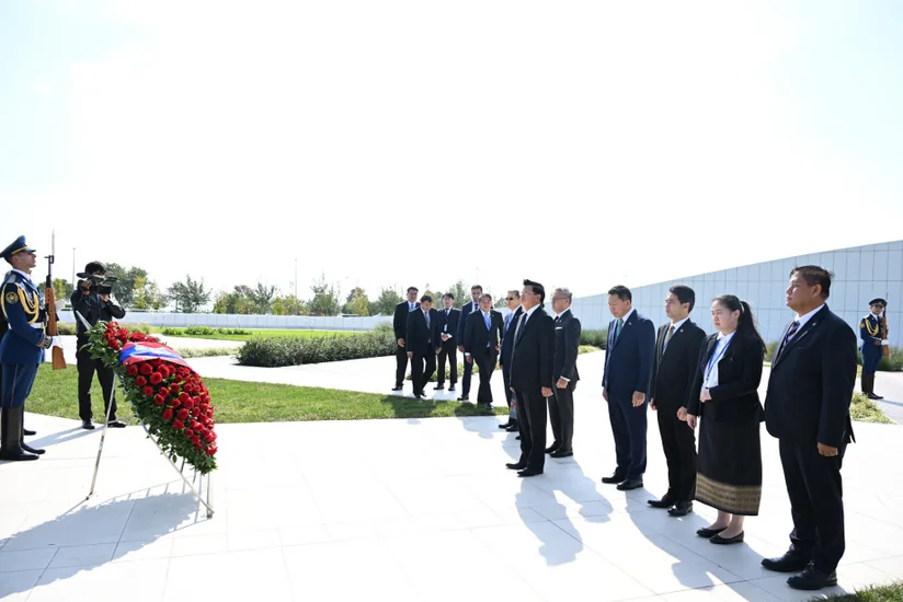 President of Laos visits Victory Park in Baku