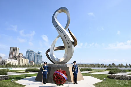Laos Prezidenti Zəfər parkını ziyarət edib