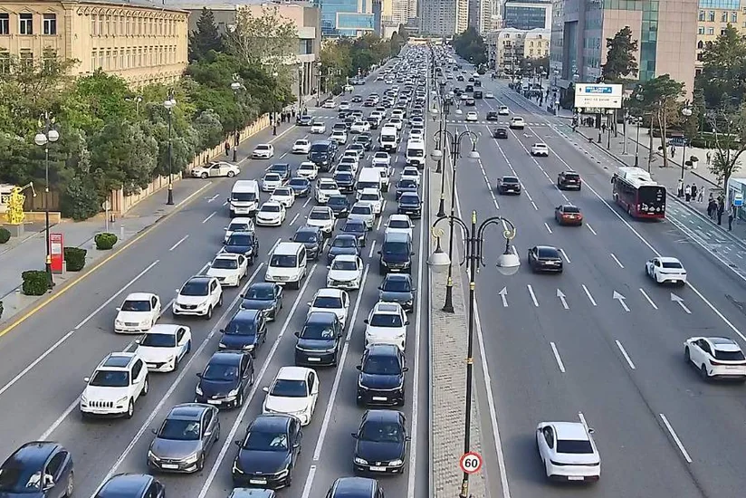 В Баку на некоторых улицах и проспектах затруднено движение транспорта