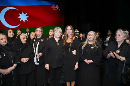 Arzu Əliyeva və Alyona Əliyeva 44 bədii filminin premyerasında iştirak ediblər