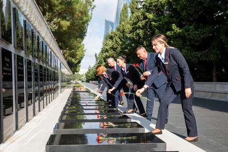 ADY kollektivi peşə bayramı münasibətilə Fəxri və Şəhidlər xiyabanlarını ziyarət edib