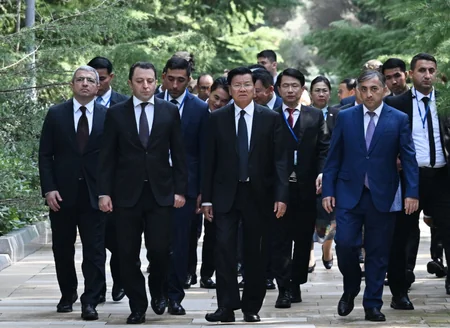 Laos Prezidenti Fəxri xiyabanı ziyarət edib