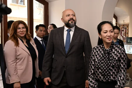 Kamboca Krallığının birinci xanımı Piç Çanmoni İçərişəhərlə tanış olub