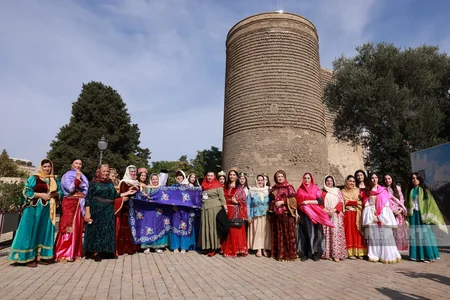 Bakının mərkəzində QHT-lər milli baş örtüyü – kəlağayı ilə yürüş keçiriblər