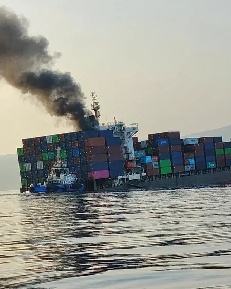 Hörmüz boğazında minaya düşərək partlayan konteyner gəmisi batıb