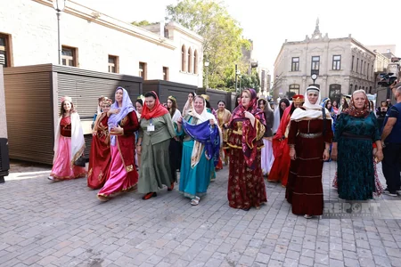 Bakının mərkəzində QHT-lər milli baş örtüyü – kəlağayı ilə yürüş keçiriblər