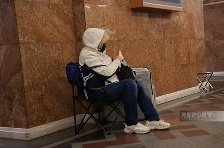 Kyiv residents spend night in metro stations to shelter from Russian shelling