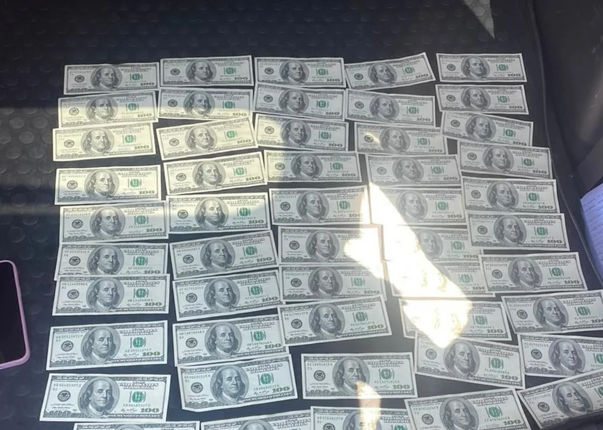 В ереванском аэропорту украли $30 тыс., переданных на хранение