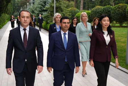 MDB Məşvərət Şurasının iştirakçıları Fəxri xiyabanı və Şəhidlər xiyabanını ziyarət ediblər