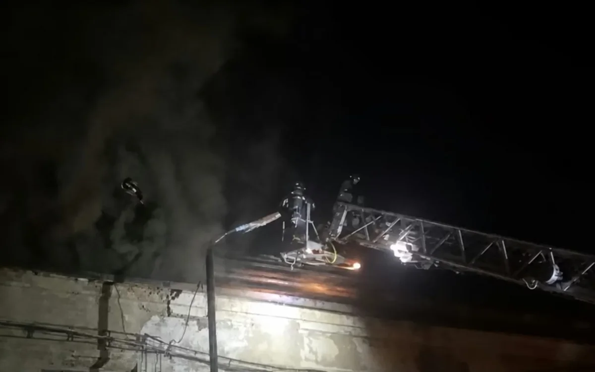 На территории конденсаторного завода в Казахстане произошел пожар