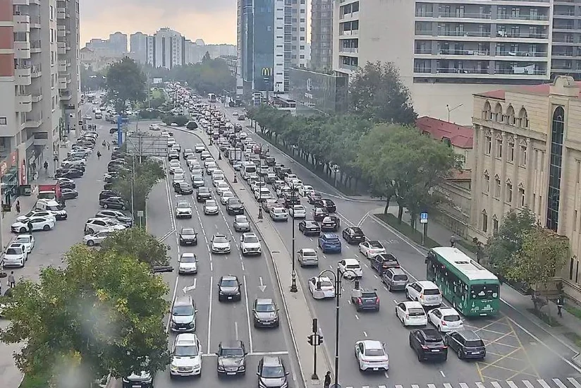 Bakının bir çox yollarında tıxac yaranıb
